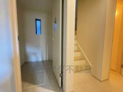 ご年配の方でも安心できる、手すり付き階段です＾＾段差も低めで設定されてますので安全性にも優れてますね＾＾