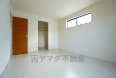 2面採光を確保した明るい室内は、風通しも良く、大変居心地の良い空間となっております。爽やかな風を感じて起きる朝は、快適生活の始まりに。