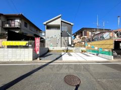 前面道路は交通量が少なく小さなお子様がいるご家庭も安心です＾＾