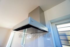 調理により発生する油煙や臭いを吸い込み、屋外へ排気してくれます。