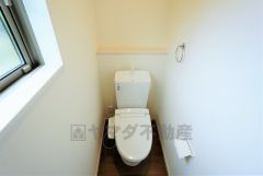 同仕様写真。温水洗浄機付トイレです。節水機能もあるので、安心して使えますね。もちろん、1階2階の2ヶ所にトイレがあるので、忙しい朝にもゆとりができますね。