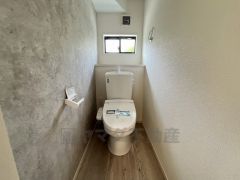 ウォシュレット付トイレです。節水機能もあるので、安心して使えますね。もちろん、1階2階の2ヶ所にトイレがあるので、忙しい朝にもゆとりができますね。
