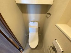 温水洗浄便座付きのトイレ＾＾便座が温かくできるので寒い冬も冷たい便座に座らずに済みますね＾＾