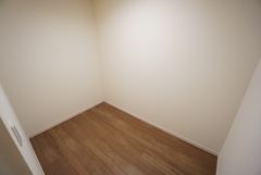 同仕様写真。収納力豊富なウォークインクローゼット付き。洋服や小物などを1箇所にまとめて美しい収納を実現します。