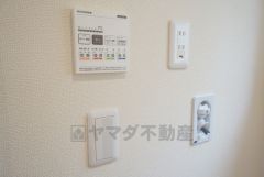 浴室暖房乾燥機には、暖房、乾燥、涼風、換気の4つの機能が付いています。タイマー付きです。