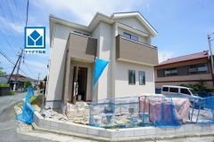 敷地60坪。角地。バス牟田停徒歩2分。車2台。スーパー・コンビニ徒歩7分圏内。新飯塚駅まで徒歩11分の西鉄バス潤野下区停で11分乗車。 イオン穂波ショッピングセンター車約7分（2ｋｍ）