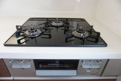同仕様写真。同時にたくさんの料理が調理できる3口コンロ。長時間熱を通しておきたい煮込み料理を作りながら、炒め物など同時進行で進められます。