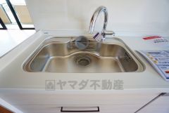 広々とした凸型シンクに洗剤ポケットを標準装備。大きなお鍋など洗いやすいです。洗剤や石鹸、スポンジもすっきりできる収納付き。