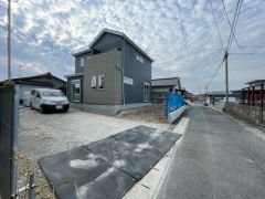 前面道路は私道東側約3.27ｍ。 車通りが少ないため小さなお子様がいるご家庭でも安心です＾＾