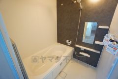 1日の疲れを癒すくつろぎのバスルーム。足を伸ばしてもゆったりと入れるサイズです。お子様と一緒にお風呂に入っても狭くないですね^^