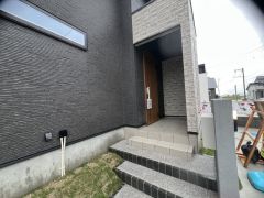 ブラウントーンの玄関扉＾＾外壁とマッチングしていてかっこいいですね＾＾家の顔となる玄関扉がかっこいいと、たくさんの人を招き入れたくなりますね＾＾