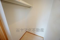 同仕様写真。衣類だけでなく、スーツケースやスキー用品など大型品や季節品も収納できるWIC。