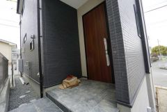 ブラウントーンの玄関扉＾＾外壁とマッチングしていてかっこいいですね＾＾家の顔となる玄関扉がかっこいいと、たくさんの人を招き入れたくなりますね＾＾