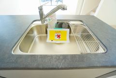 広々とした凸型シンクに洗剤ポケットを標準装備。大きなお鍋など洗いやすいです。洗剤や石鹸、スポンジもすっきりできる収納付き。