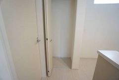まとめ買いしてもこの収納量なら心配要らずのパントリー。調理家電や食品のストックをすっきりまとめられ、キッチン周りを広々使えます。