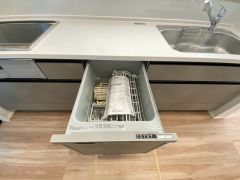 ビルトインタイプで、キッチンと同じカラーにすることにより一体感を持たせることができます。乾燥機能が備わっているため家事の時間が短縮できます。