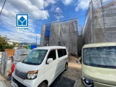 1号棟。太宰府南小学校まで徒歩約4分（約350ｍ）。お気に入りの家具とインテリアでステキな部屋を作りましょう。