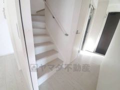 ご年配の方でも安心できる、手すり付き階段です＾＾段差も低めで設定されてますので安全性にも優れてますね＾＾