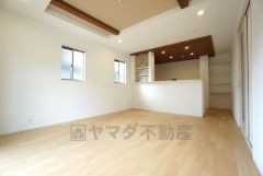 同仕様写真。家族が集まる開放的なリビング。約22.75帖の大空間で毎日のお食事が楽しみです＾＾思い思いの時間を過ごしたり、家族みんなで食事をしたり、素敵な団らんの場になりますね。