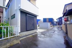 前面道路は居住者の通行のみで交通量が少なく小さなお子様がいるご家庭も安心です＾＾ カースペースは停めやすい並列駐車2台付き。