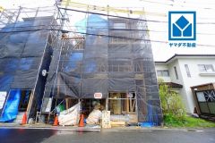 1号棟。シンプルでいつまでも飽きのこないデザインが周囲の環境に調和し、どんなご家族にもフィットするデザインです。是非お問合せ下さい＾＾