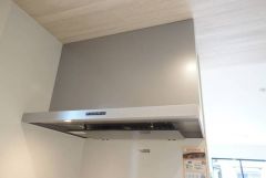 調理により発生する油煙や臭いを吸い込み、屋外へ排気してくれます。