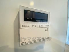 給湯器リモコンはキッチン横からボタンひとつで操作が楽々。通話ボタン付きでお子様とも会話ができて安心です。