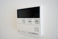 キッチン横に給湯器リモコンを設置していますので、忙しい時間帯でもスイッチ一つでお風呂の用意ができますよ＾＾
