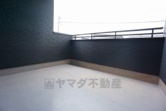 幅広のインナーバルコニーは多少の雨でも洗濯物を守ってくれ、家事を助けてくれること間違いなし。眩しすぎる日差しも和らげます。