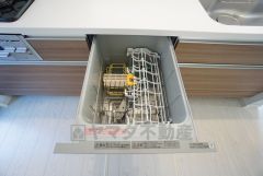 家事の時間が短縮できる食器洗浄乾燥機付。後片付けもラクラクです。 食器を洗う手間が減るので家族とのコミュニケーションの時間や自分の時間が増えますね。