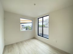 2面採光を確保した明るい室内は、風通しも良く、大変居心地の良い空間となっております。日当たりがよく、子供部屋としての利用もおすすめ。