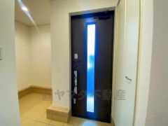 シューズクローゼットも完備されており、玄関収納も問題ありません。棚の上にお花など飾ってインテリアも楽しめますね。