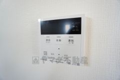 キッチン横からお湯張り、追い炊き、足し湯がボタン一つで楽々操作できる給湯機リモコンです＾＾忙しい夕飯の準備の時間帯に重宝しますね。