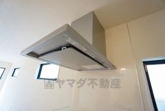 調理により発生する油煙や臭いを吸い込み、屋外へ排気してくれます。