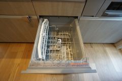ビルトインタイプで、キッチンと同じカラーにすることにより一体感を持たせることができます。乾燥機能が備わっているため家事の時間が短縮できます。