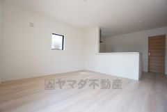 同仕様写真。家族が集まる開放的なリビング。思い思いの時間を過ごしたり食事をしたり、素敵な団らんの場になりますね。