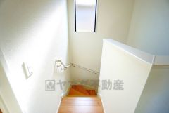 採光も十分に計算された、手摺付き階段部分です。足元灯も完備されており安心です。