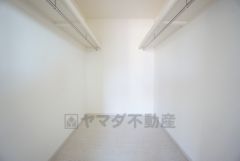 収納力豊富なウォークインクローゼット付き。洋服や小物などを1箇所にまとめて美しい収納を実現します。