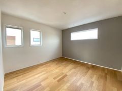 主寝室としてお使いいただけそうなこちらのお部屋は、日当たりが良く、爽やかな風を感じて起きる朝は、快適生活の始まりに。