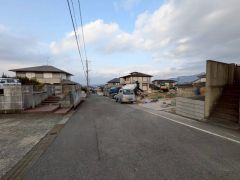 前面道路は公道西側約6.6ｍ。幅広いため車の離合や駐車などもスムーズです＾＾