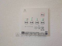 雨の日の洗濯も安心できる浴室暖房乾燥機付き浴室。リモコンで操作もボタン1つで簡単。 浴室暖房乾燥機には、暖房、乾燥、涼風、換気の4つの機能が付いています。タイマー付きです。