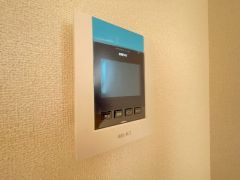 防犯性、セキュリティ対策に安心できるテレビモニター付きインターフォンです。セールスマン対策にもなり安心できます。