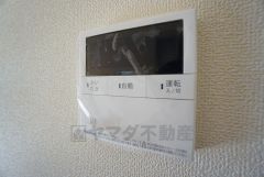 キッチン横からお湯張り、追い炊き、足し湯がボタン一つで楽々操作できる給湯機リモコンです＾＾忙しい夕飯の準備の時間帯に重宝しますね。
