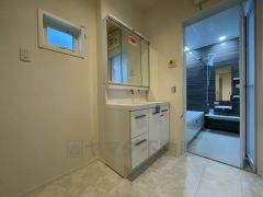 三面鏡つき洗面台。収納も一体型になっているので、ドライヤーやヘアアイロンの置き場に困りませんね。