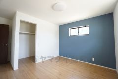 住む人のこだわりを活かす洋室＾＾日当たりがよく、寝室としての利用もおすすめ。広めのクローゼットもあり荷物もすっきり片付けれ、ゆとりのある暮らしが出来ます＾＾