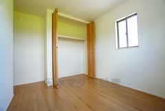 木目調のシンプルデザインで落ち着きと安らぎの空間に仕上げています。各部屋に収納が完備されているので、お荷物が多くなっても安心の設計です。