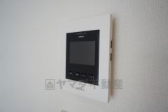 防犯性もばっちり、TVモニター付きインターフォン完備。大きなモニターで玄関先を確認できます。録画機能が付いているので不在時の訪問者も確認できて安心です^^