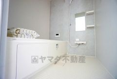 1日の疲れを癒すくつろぎのバスルーム。足を伸ばしてもゆったりと入れるサイズです。お子様と一緒にお風呂に入っても狭くないですね^^