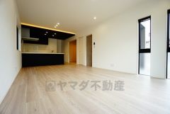 同仕様写真。家族が集まる開放的なリビング。約17.5帖の大空間で毎日のお食事が楽しみです＾＾思い思いの時間を過ごしたり、家族みんなで食事をしたり、素敵な団らんの場になりますね。