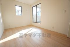 2面採光を確保した明るい室内は、風通しも良く、大変居心地の良い空間となっております。爽やかな風を感じて起きる朝は、快適生活の始まりに。